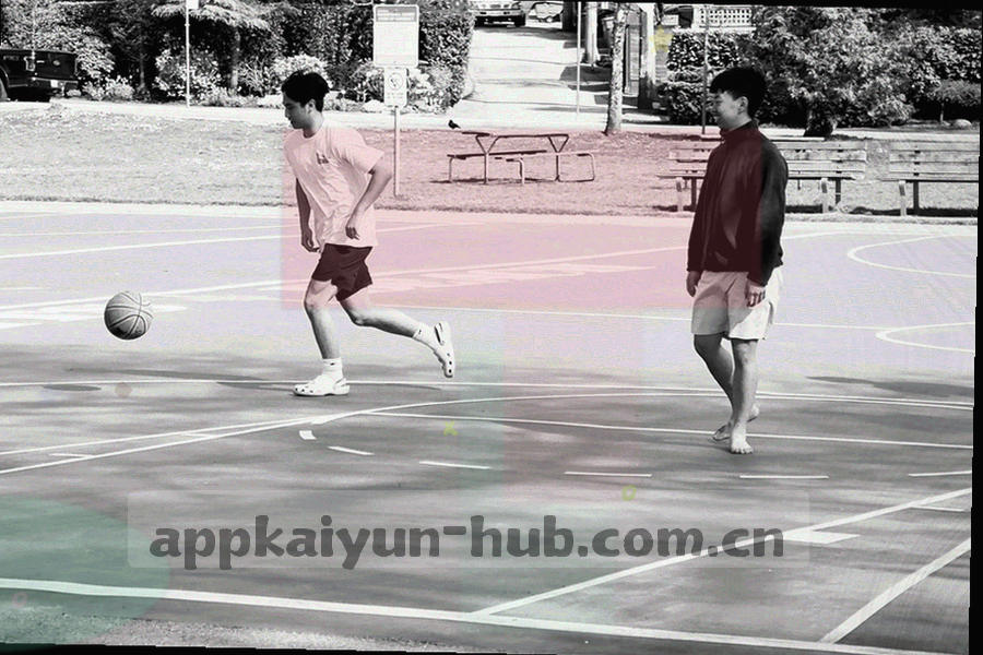 客厅里一家人看球的侧影，屏幕冷光与暖色室内灯形成明暗对比